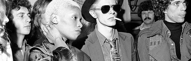 David Bowie en 1975 à l'époque de la sortie de "Young Americans" (ici en compagnie d'Ava Cherry)